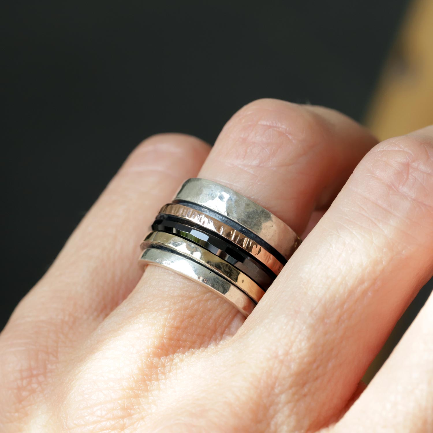 Breiter Silberring mit drehbaren Ringen aus Rosé-Gold und Silber 